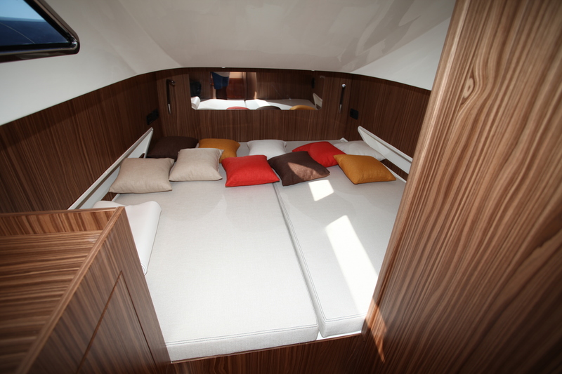 La décoration intérieure repose intégralement sur de placages de bois. La couchette double présente les dimensions d’un lit king size !