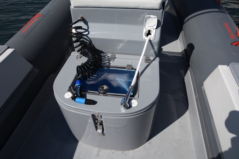 Le dossier du siège de pilotage possède des branchements pour un jet de rinçage à l’eau de mer, et intègre une douchette d’eau douce.