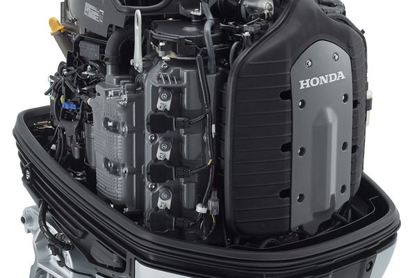 Le V du six cylindres Honda n'est ouvert qu'à 60°. L'encombrement en largeur sur le tableau arrière est ainsi limité et facilite les montages multiples. 