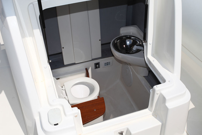 Source appréciable de confort, un petit cabinet de toilette est installé dans la console. Par contre, il ne dispose pas de la hauteur nécessaire pour se doucher debout.