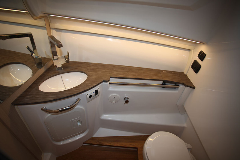 La salle d’eau dispose d’une hauteur sous barrots de 1,73 m. Lavabo, WC marin et douche apportent une belle touche de confort à l’escale.