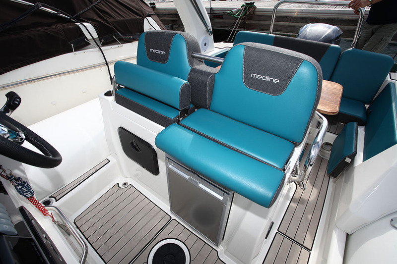 La double assise de pilotage, composée de sièges indépendants, offre une bonne position de conduite, debout (à gauche) comme assis (à droite). 