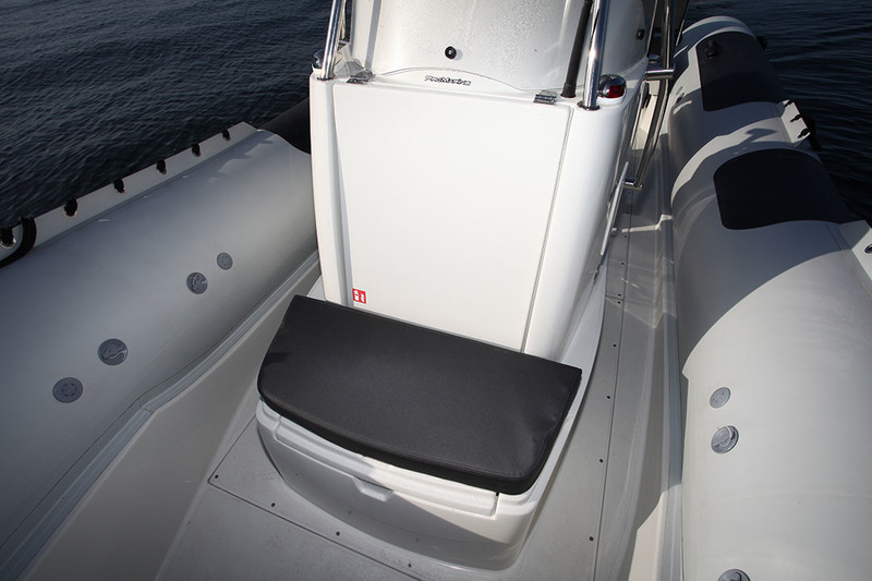 Le siège de la console porte le nombre de vraies place assises à cinq. Il est aussi possible d’installer des passagers sur les flotteurs dans de bonnes conditions.

