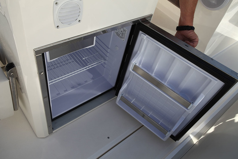 Le frigo est intégré au siège de pilotage, sur le côté tribord. Comme bon nombre des équipements de confort, il figure sur la liste des options…