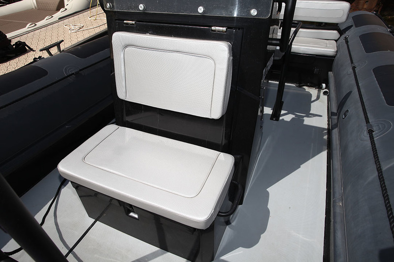 On peut prendre place à deux (en se serrant) sur le siège situé devant la console et qui sert aussi de coffre. Notez la largeur du passavant !