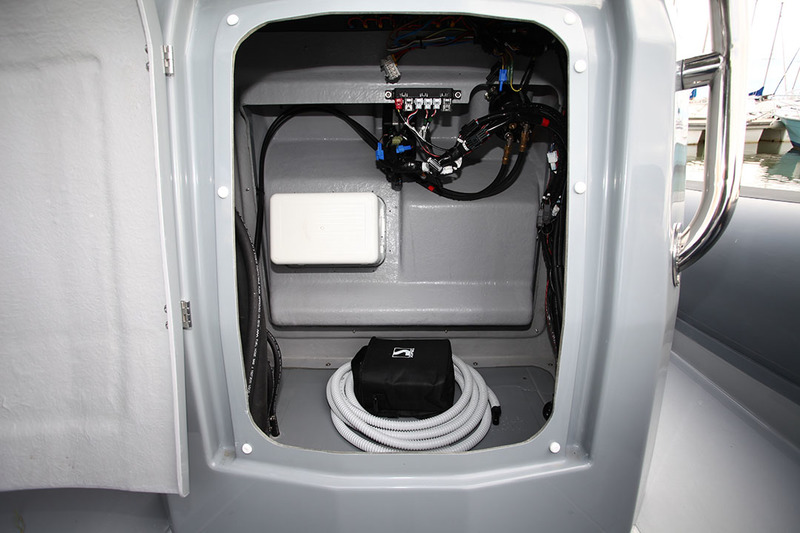 L’intérieur de la console ajoute du rangement à celui des coffres arrière et avant. Peu fréquente est l’ouverture avec une porte pivotant sur le côté.  