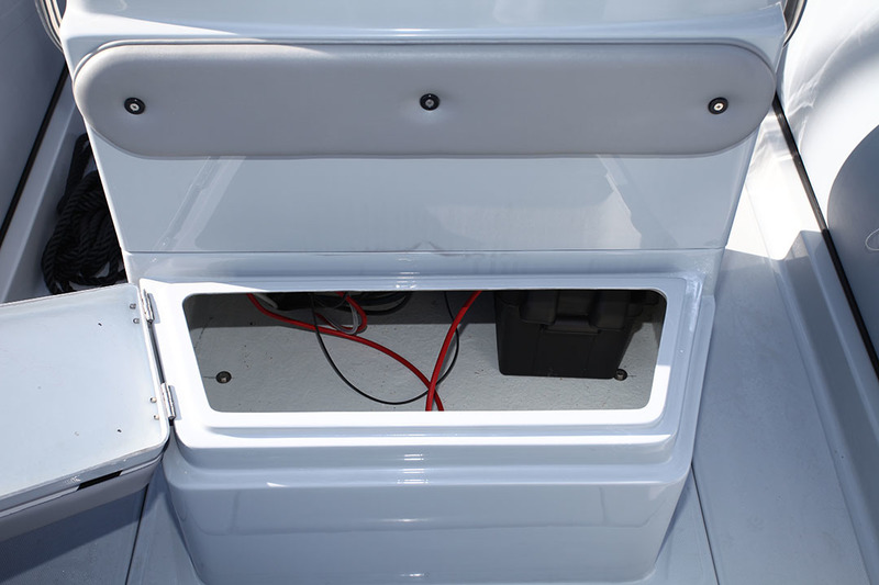 L’assise du siège situé sur l’avant de la console bascule sur le côté pour libérer l’accès au coffre qui abrite la batterie et peut recevoir quelques affaires.