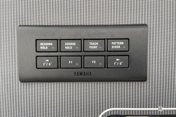 Le tableau de commande du pilote automatique… Les boutons du bas marqués d’une flèche permettent de modifier le cap degré par degré ou par cinq degrés.