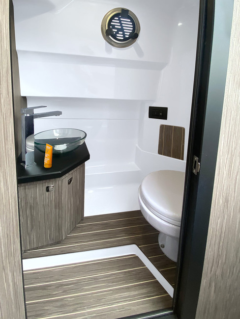 Le cabinet de toilette possède une belle hauteur sous barrots mais pas de douche… Le lavabo et le WC marin apportent néanmoins un confort appréciable.