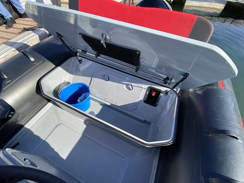 Le coffre arrière aussi est sec, car rapporté sur le pont. Le coupe-batterie (interrupteur rouge à droite) est facilement accessible. 