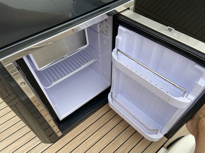 Le siège de pilotage est assez volumineux pour dissimuler un petit réfrigérateur à ouverture classique.