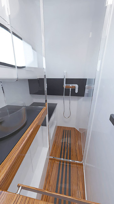 Les aménagements intérieurs offrent le confort d’une vraie salle d’eau avec cabine de couche, WC électrique et lavabo. Le grand hublot est très lumineux.