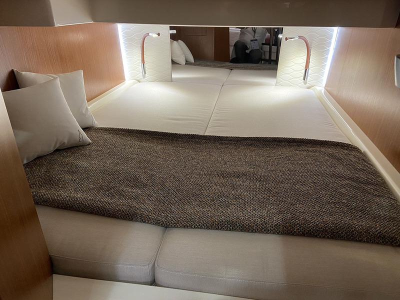 Le concept mid-cabin est bien exploité à bord du Stradivari qui dispose d’une seconde grande couchette double dans un cocon confortable et cosy. 