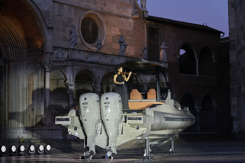 Le Stradivari exposé devant la cathédrale de Crémone. La soliste, Lena Yokoyama, s’est également produite sur le stand Capelli, au salon de Gênes.