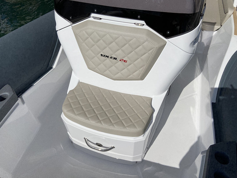 Le petit siège situé sur l’avant de la console est confortable, par mer calme. Il ouvre sur un grand volume de rangement et peut recevoir un WC marin optionnel.