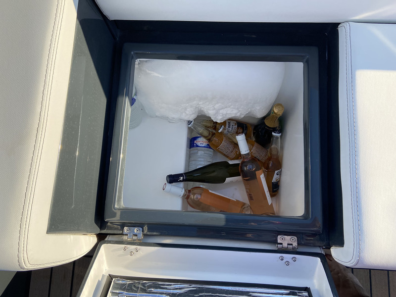 Un second frigo se trouve sous l’assise tribord de la banquette arrière. La sellerie est confortable grâce à la superposition de deux types de mousse.