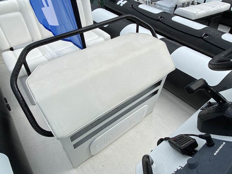 Le leaning-post, biplace et classique, offre une position de pilotage confortable et efficace.  Notez les petits équipets sous l’assise…