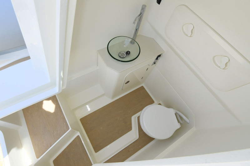 Gros progrès sur cette nouvelle version du 900 Sun avec ce cabinet de toilette offrant lavabo, WC marin et… hauteur sous barrots.