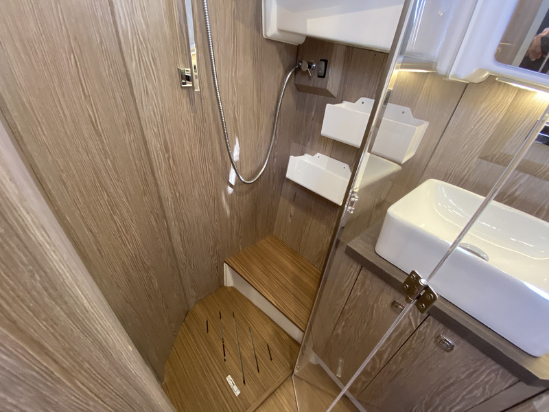 La salle d’eau bénéficie d’une cabine de douche agrémentée d’un petit banc, d’un lavabo et d’un WC marin électrique. Hauteur sous barrots : 1,87 m.