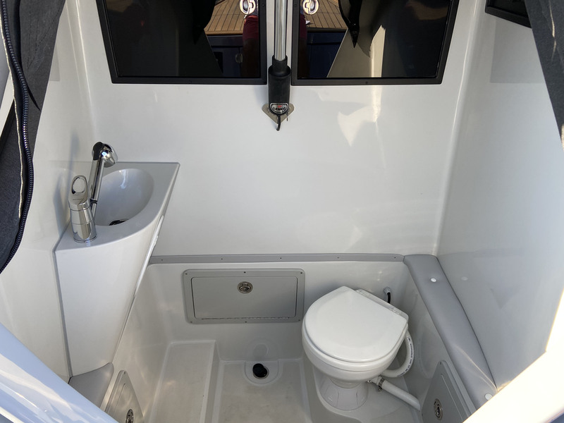 Ce cabinet de toilette avec douche confirme les aptitudes du Venom 39 pour la petite croisière côtière. 