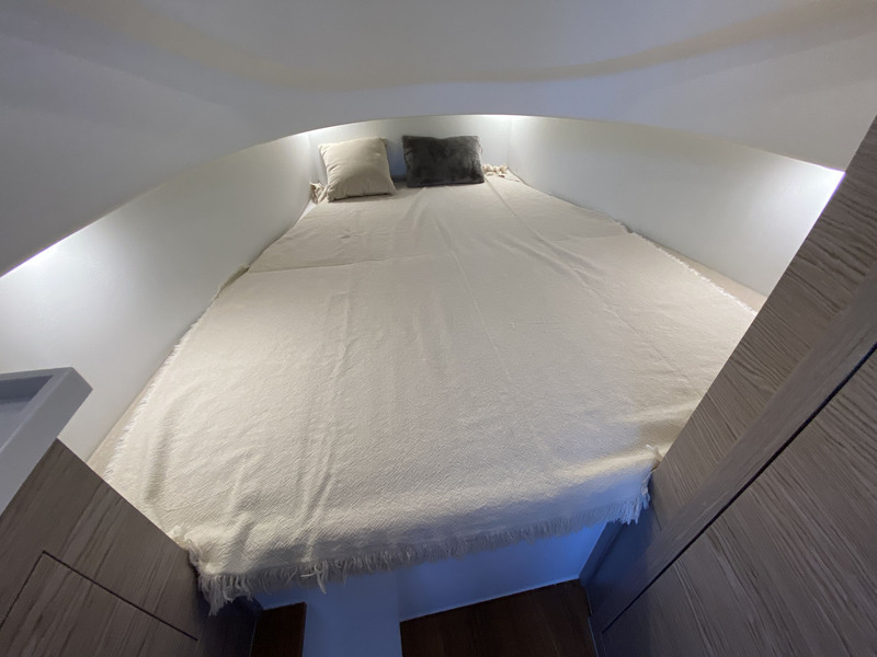 La couchette double saura aisément accueillir deux adultes grâce à ses dimensions plus que respectables : 200 x 175 cm (au plus large).