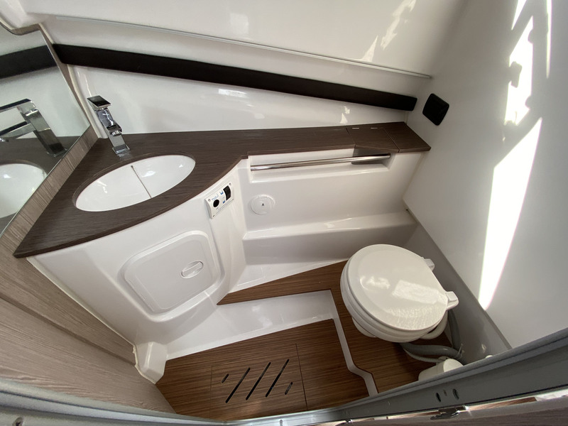 La salle d’eau comporte un lavabo et un WC marin mais, surtout, une douche qui ajoute un net plus en termes de confort lors d’une croisière.
