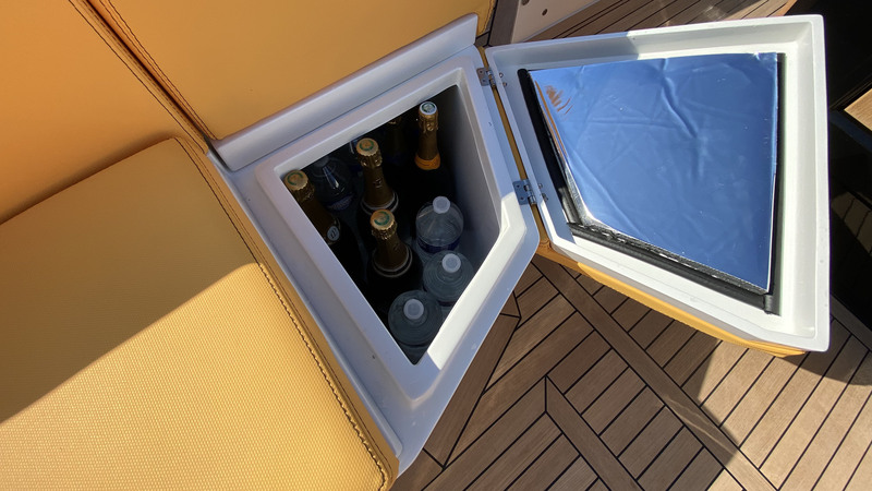 Renier n’a pas oublié le frigo, dont l’ouverture est une partie de l’assise de la banquette arrière.  