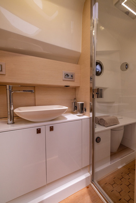 Salle d’eau fonctionnelle et bien équipée avec sa cabine de douche qui comporte un coin WC coffré. 