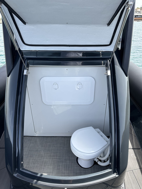 L'assise située à l'avant de la console se relève pour laisser place à un toilette marin