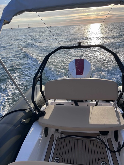 Le roll-bar et le bimini  sont optionnels, mais offrent un duo efficace pour profiter de longues journées en mer.
