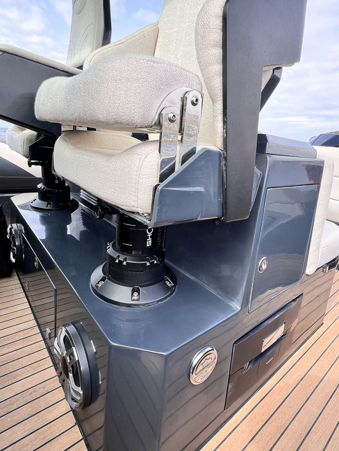 Preuve s’il en faut du caractère sportif du Cosmic 39, les sièges du poste de pilotage sont pourvus de suspension.