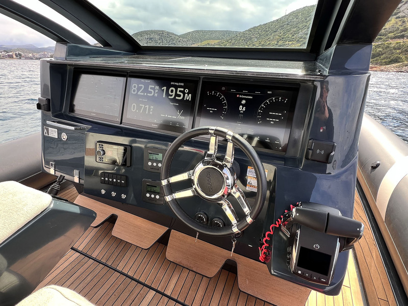 Le plaisir du pilotage commence par ce tableau de bord bien équipé avec ses trois écrans, ergonomique et lisible.
