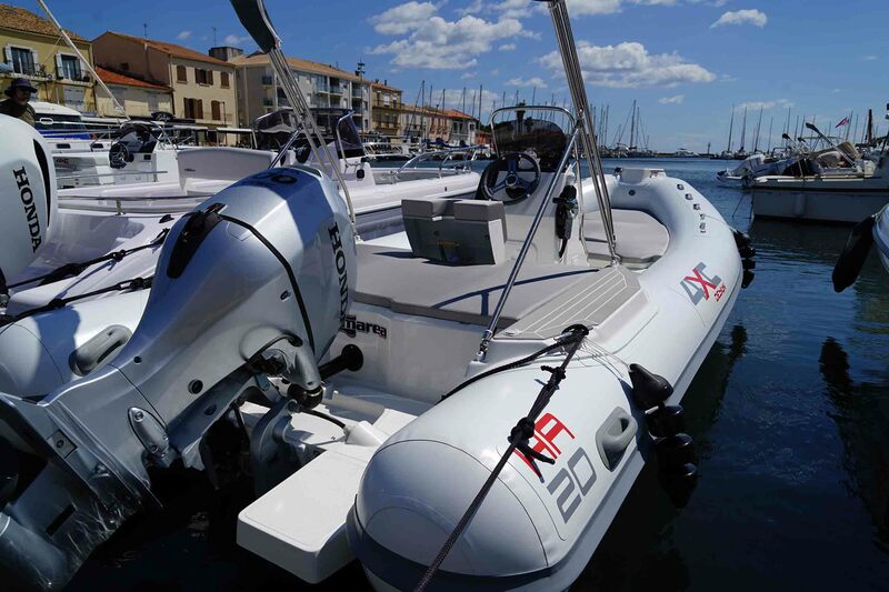Attention aux amarres qui raguent sur les flotteurs. Le bimini est idéalement situé à l’aplomb du solarium arrière.