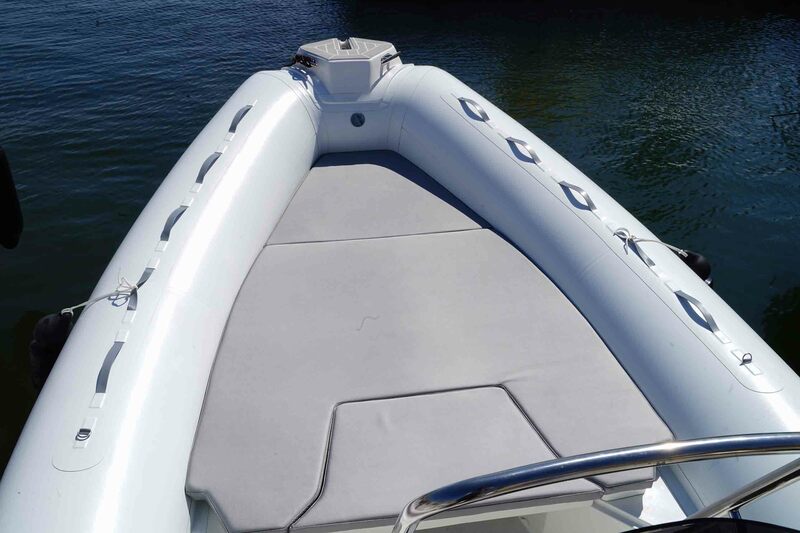 Deux personnes prennent confortablement place sur le bain de soleil avant. Les saisines permet-tent aux passagers de se maintenir à des vitesses modérées.