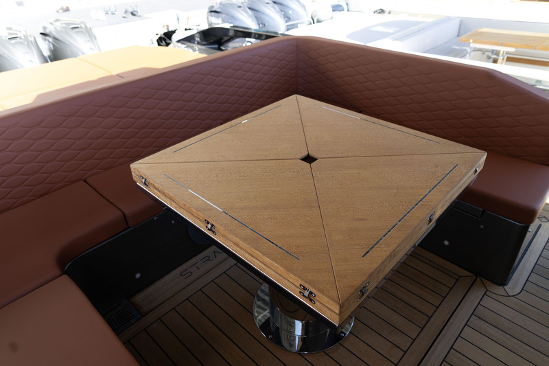 La table du cockpit est l’exemple parfait de l’inimitable savoir-faire italien: elle se déplie façon origami et dispose bien sûr de multiples positions de hauteur. La table du cockpit est l’exemple parfait de l’inimitable savoir-faire italien: elle se déplie façon origami et dispose bien sûr de multiples positions de hauteur.