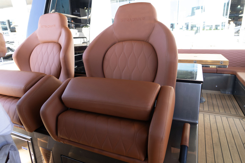 Les assises bolster de la console sont comme le reste de la sellerie de bord : d’une qualité et d’une ergonomie parfaite. Les assises bolster de la console sont comme le reste de la sellerie de bord : d’une qualité et d’une ergonomie parfaite.