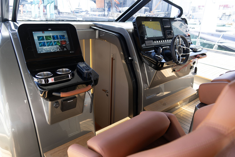 La console est scindée en deux. De quoi inviter l’équipage à s’intéresser à la navigation. La console est scindée en deux. De quoi inviter l’équipage à s’intéresser à la navigation.