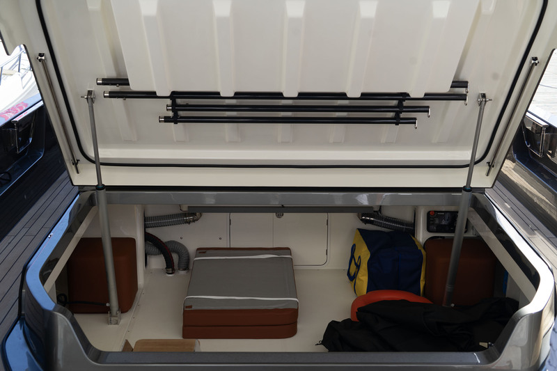 Le coffre placé sous le solarium arrière offre un volume conséquent : 310 cm de large, 450 cm de long et 95 cm de hauteur (au total 13,25 m3). Deux marches permettent d’y accéder pour faciliter le chargement et le déchargement. Le coffre placé sous le solarium arrière offre un volume conséquent : 310 cm de large, 450 cm de long et 95 cm de hauteur (au total 13,25 m3). Deux marches permettent d’y accéder pour faciliter le chargement et le déchargement.