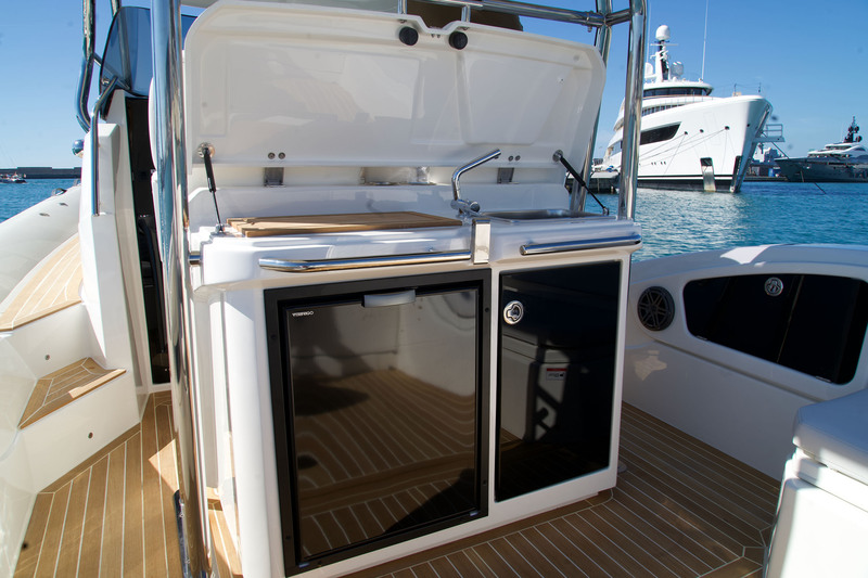 La dînette montée sur vérins découvre un grand plan de travail, des feux de cuisson et un évier. Les mains-courantes assurent en navigation un maintien important pour les passagers.