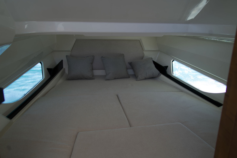 Avec un lit d’une largeur d’1,83m et une belle vision à ras de l’eau, la cabine est un point central du Clubman 35.