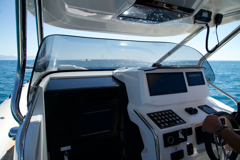 Hard-top et pare-brise se rejoignent pour offrir une protection maximale. Le maintien et la circulation des passagers sont assurés par un très bon positionnement des mains-courantes.