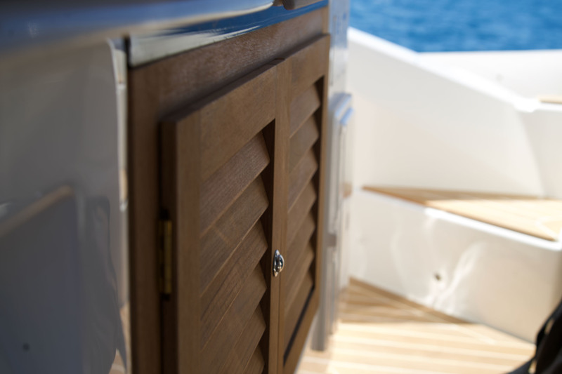 Situé entre les assises de la console, cet espace de rangement offre une ambiance très « comme chez soi ». En arrière-plan, la marche pour emprunter le passavant.