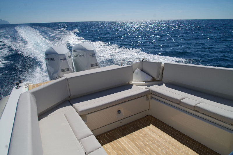 Le carré offre un espace sécurisé en navigation par sa profondeur et par le portillon d’accès aux plateformes arrière.