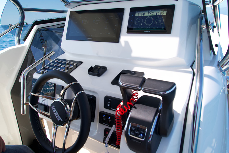 Simple et bien agencé, le poste de barre pourrait cependant disposer d’un vide-poches supplémentaire.