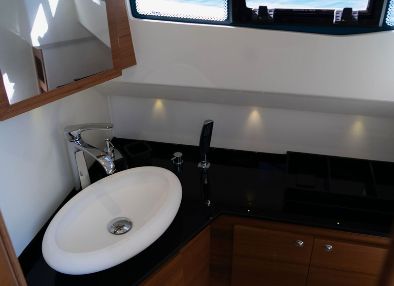 Le niveau des finitions de la salle d’eau reflète le travail minutieux du chantier milanais pour produire un navire amiral de grande qualité.