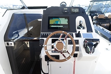 La console est claire et précise. Les informations sont parfaitement lisibles et les instruments de navigation jouissent d’une belle ergonomie.