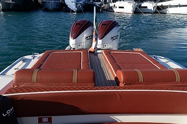 La poupe dispose de tous les atouts pour la détente : qualité des matériaux utilisés, espace généreux et accès séparé à la baignade.