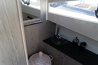 La hauteur sous barrot de la salle de bain est satisfaisante tout comme la luminosité et la ventilation.