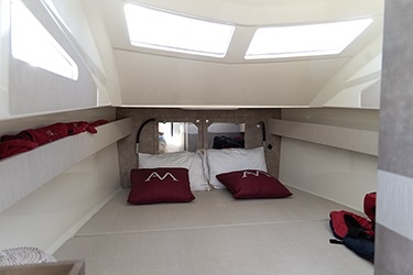 Avec de la lumière et de l’espace l’intérieur du Lomac 12.5 se prête aux escapades avec en prime beaucoup de rangements et une jolie décoration.