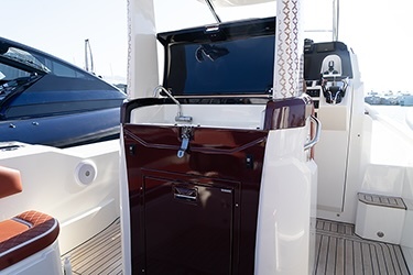 Le coin cuisine permet une petite restauration toujours très appréciée lors des journées à bord.